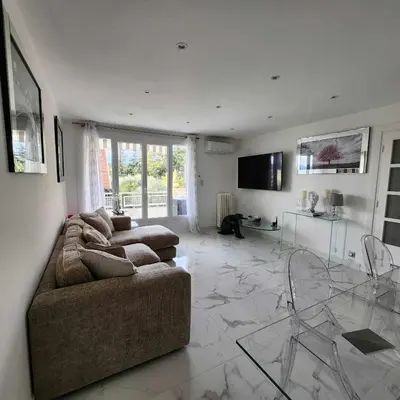 a living room with two couches and a glass table at Victoria - Dr Picaud - 3 Pieces avec climatisation - 5 min des Plages in Cannes