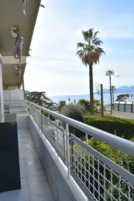 a balcony with a view of the ocean at Victoria - Dr Picaud - 3 Pieces avec climatisation - 5 min des Plages in Cannes