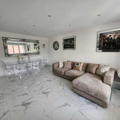 a living room with a couch and a table at Victoria - Dr Picaud - 3 Pieces avec climatisation - 5 min des Plages in Cannes