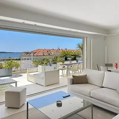Penthouse 2-Bedroom apartment with 360º views and parking