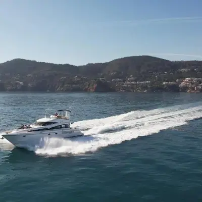 Superbe yacht dans le port de Cannes