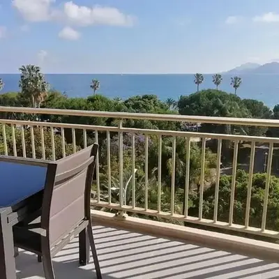 Cannes centre-ville - Face mer 3 pièces avec terrasse