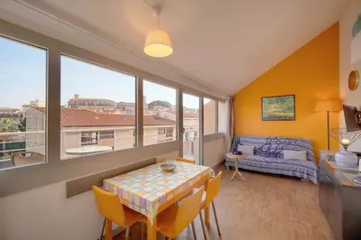 a room with a table and chairs and a window at Edouard - Piscine-Parking - VCA in Cannes