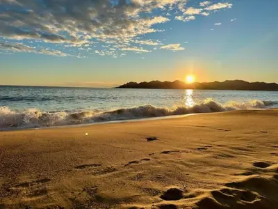 a sunset on a beach with the ocean at Spacieux 3 chambres BALCON, MARTINEZ -CARLTON A3B130 in Cannes
