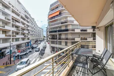 a balcony with a view of a city street at Spacieux 3 chambres BALCON, MARTINEZ -CARLTON A3B130 in Cannes