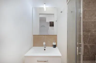 a bathroom with a white sink and a shower at À 1km Plage du Midi et Palais des Festivals - Appartement Centre Cannes avec Cour Extérieur Privée in Cannes