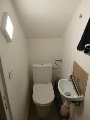 a small bathroom with a toilet and a sink at À 1km Plage du Midi et Palais des Festivals - Appartement Centre Cannes avec Cour Extérieur Privée in Cannes