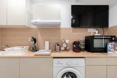 a kitchen counter with a washer and a microwave at L’Espérance dAzur - 500 m de la plage in Cannes