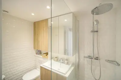 a bathroom with a shower and a sink and a toilet at Auré-Parking-Piscine-Terrasse-VCA in Cannes