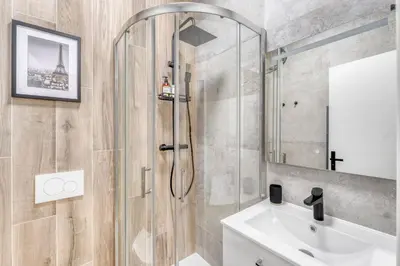 a bathroom with a shower and a sink at 1 Chambre Cosy - 4 min du Palais - Wi-Fi - Climatisé in Cannes