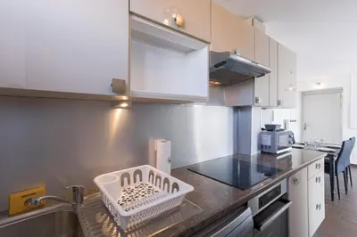 a kitchen with a dish basket on the counter at Diplomate - 2 chambres, 15mn du Palais, charmant, balcon, clim in Cannes