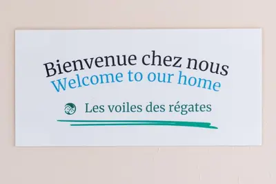 a sign with the words welcome to our home at Les voiles des Régates, à 5 minutes du centre à pied, 15 minutes de la mer in Cannes