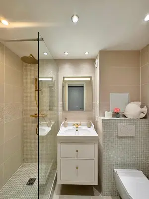 a bathroom with a sink and a glass shower at Vue mer imprenable, piscine à débordement - Cannes in Cannes