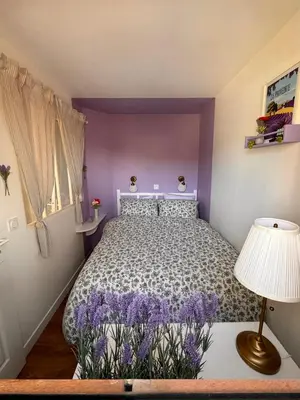 a purple bedroom with a bed and a lamp at Vue mer imprenable, piscine à débordement - Cannes in Cannes