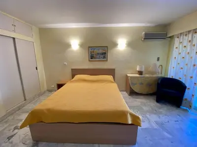 a bedroom with a bed and a desk and a chair at Cannes proche Croisette - Studio in Cannes