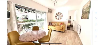 a living room with a table and chairs and a couch at Positive in Cannes