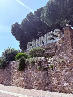a stone wall with a sign that reads games at Studio Moderne Cannes - Parking - Proche de la plage in Cannes
