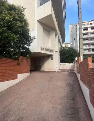 an empty parking lot in front of a building at Studio meublé, les tambourins in Cannes