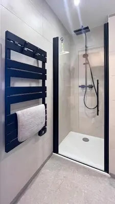 a bathroom with a shower with a glass door at Studio 3étoiles à 10 min du Centre - Calme in Cannes