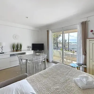 1-bedroom apartment with sea view on La Croisette