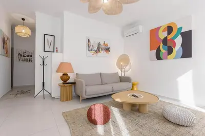 a living room with a couch and a table at Josi - 2 chambres, central, 10mn du Palais&Plages, neuf, clim in Cannes
