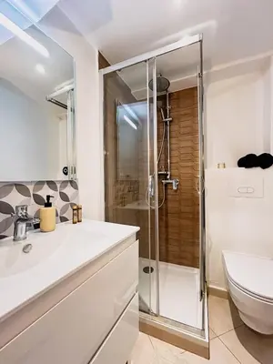 a bathroom with a shower and a toilet at Studio cosy et luxueux centre Cannes et proche plages in Cannes