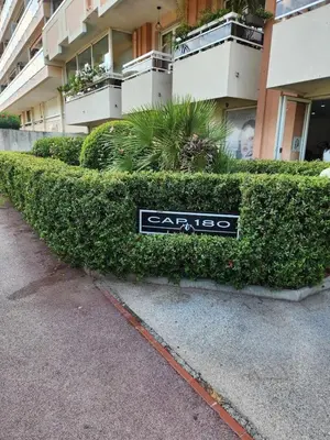an overhead view of a living room with a couch at Appartement rénové proche plage in Cannes