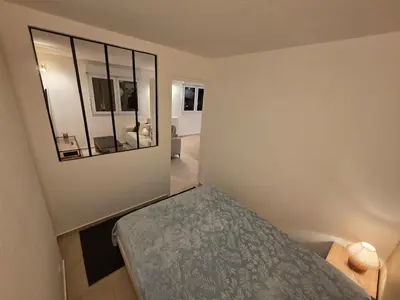 a small bathroom with a toilet in a room at Appartement rénové proche plage in Cannes