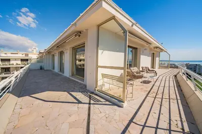 a balcony with a view of the ocean at Appartement vue mer panoramique in Cannes