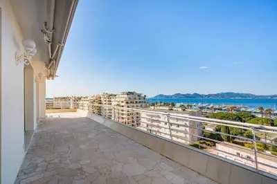 a balcony with a view of the water at Appartement vue mer panoramique in Cannes