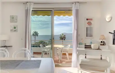 a white room with a view of the ocean at Appartement 2 pièces - Vue mer in Cannes