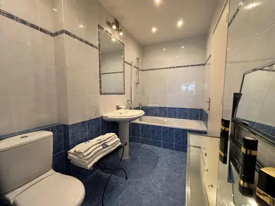 a bathroom with a toilet and a sink and a tub at Appartement 2 pièces - Vue mer in Cannes