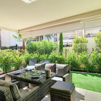 Palm beach apartment with swimming pool in a residence