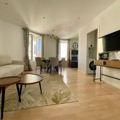 Newly renovated 3-rooms apartment in the heart of old Cannes