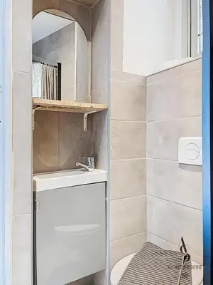 a bathroom with a toilet and a sink and a mirror at Le Félix - 4 pers 66 m2 - Vieux port - Climatisation in Cannes