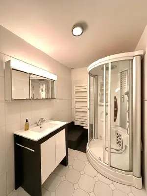 a bathroom with a shower and a sink at Appartement Spacieux dans une résidence Haut Standing in Cannes