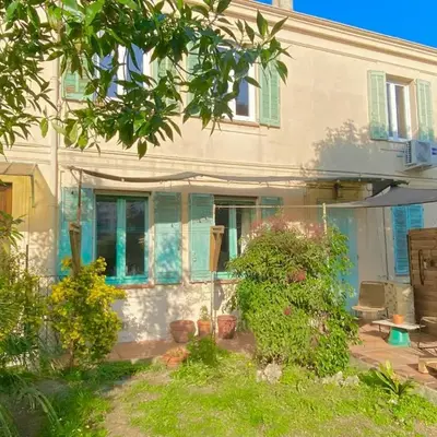 Great flat! 12 minute walk from train station and Palais