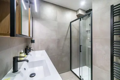 a bathroom with a sink and a shower at Cannes centre derrière le Martinez in Cannes