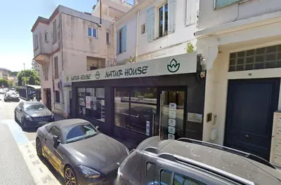 a car parked in front of a marriott house at LE COSY un havre de paix près de la Croisette in Cannes