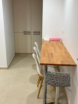 a table with chairs and a kitchen in a room at STA4 Le Suquet, Proche Mer et Palais des Congrès in Cannes