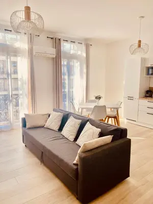 a living room with a couch and a table at Elégant T3 Cannes centre, 10 mn à pieds Palais, Croisette in Cannes