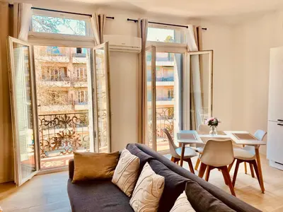 a living room with a couch and a table at Elégant T3 Cannes centre, 10 mn à pieds Palais, Croisette in Cannes