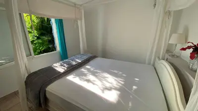 a bed in a room with a window at une pépite ZEN et COSY, parking jardin, idéal pour se ressourcer au calme in Le Cannet