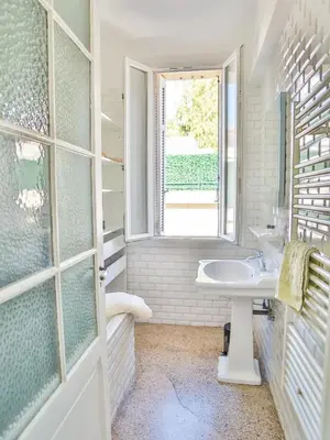 a bathroom with a sink and a window at Les Bananiers centre ville Cannes in Cannes