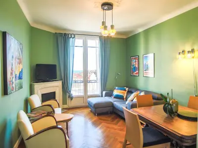 a living room with a couch and a table at Les Bananiers centre ville Cannes in Cannes