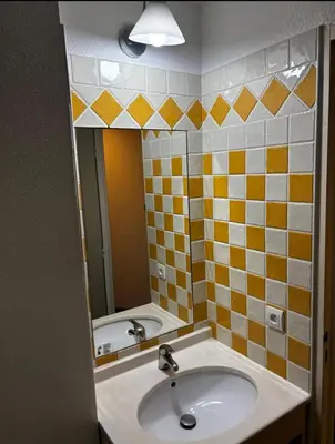 a bathroom with a sink and a mirror at Appartement 4 personnes ,résidence vue mer et jardin, piscine, parking in Cannes