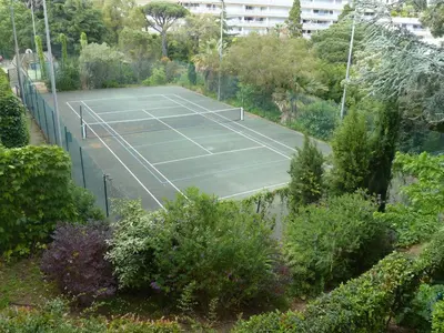 an overhead view of a tennis court at Appartement 4 personnes ,résidence vue mer et jardin, piscine, parking in Cannes