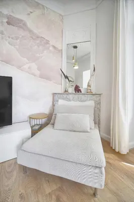 a white bedroom with a bed and a mirror at Sublime appartement luxe T3 incroyable Jardin Plein cœur Cannes in Cannes