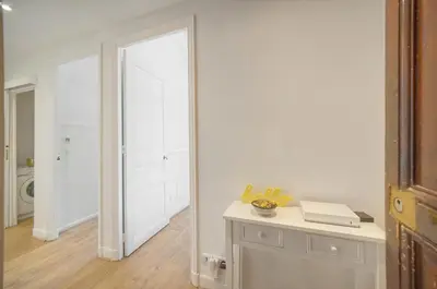 a white room with a table with a laptop on it at Sublime appartement luxe T3 incroyable Jardin Plein cœur Cannes in Cannes