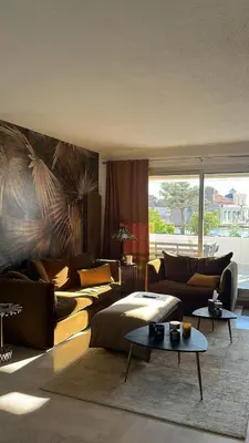 a living room with a couch and a table at villa sur le toit au centre de Cannes in Cannes